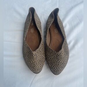 TOMS Suede Brown Tan Flats with Leopard Print, Size 9W